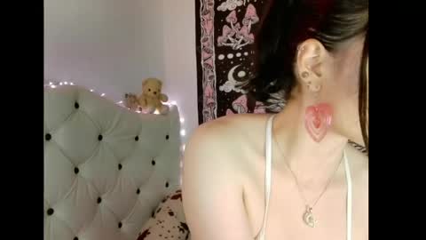 lia_whitexx online show from May 8, 2026, 2:06 am