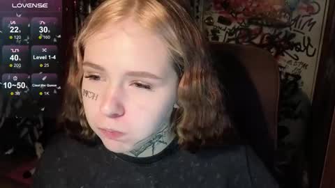 liaaa_li online show from October 28, 2025, 4:42 pm