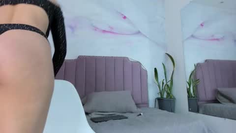 liaguzman online show from September 12, 2025, 3:17 am