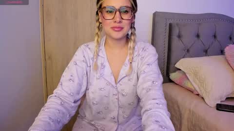 Lia  online show from September 25, 2025, 12:03 am