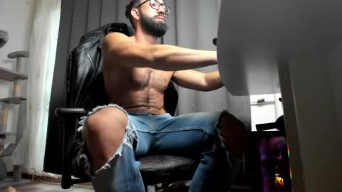 Liam online show from November 16, 2025, 7:58 am