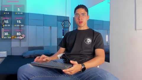 Liam online show from November 30, 2025, 11:36 am