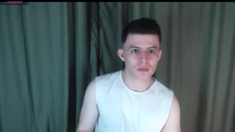 lian_eathan online show from October 25, 2025, 6:43 am