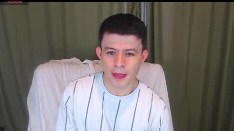 lian_eathan online show from November 9, 2025, 5:44 pm