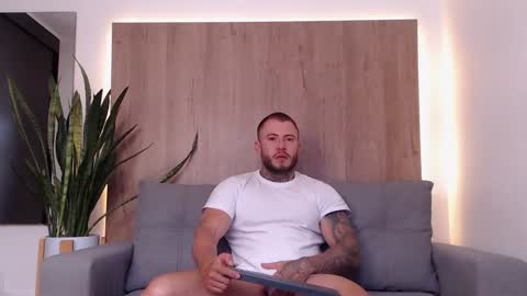 lianjones9 online show from January 5, 2025, 3:23 pm