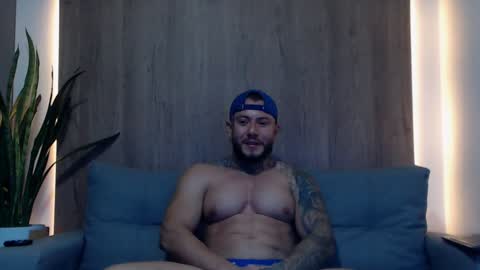 lianjones9 online show from February 6, 2025, 2:55 am