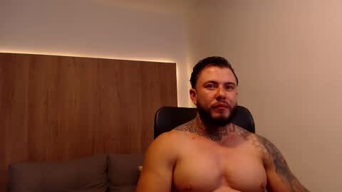 lianjones9 online show from October 19, 2025, 6:41 pm