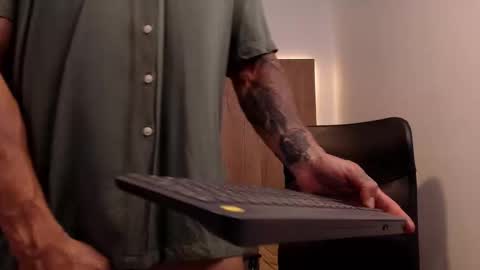 lianjones9 online show from October 22, 2025, 5:13 pm