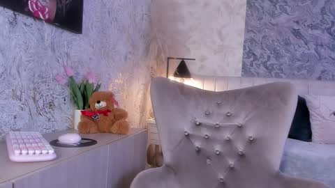 Lian online show from November 15, 2025, 7:43 pm