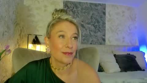 Lian online show from November 25, 2025, 7:36 pm