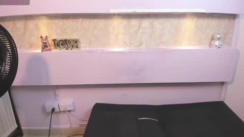 LiannaDixon online show from December 23, 2024, 2:28 pm