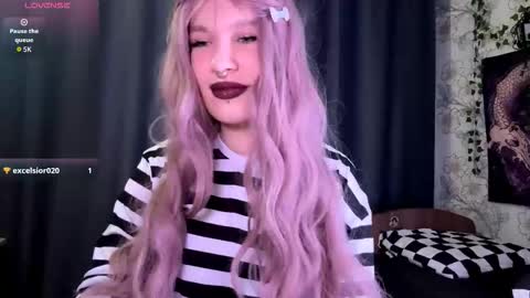 Lola online show from October 17, 2025, 7:38 pm