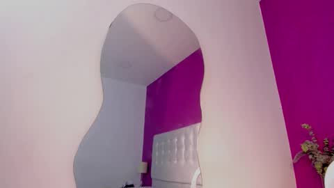 lievelinng online show from September 10, 2025, 11:49 pm