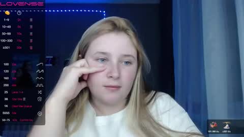 light_lunaa online show from November 4, 2025, 12:04 pm