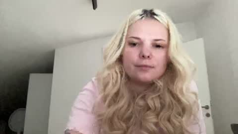 Snapshot of likaaberry chatting on June 22, 2026, 10:45 am likaaberry online show from June 22, 2026, 10:45 am