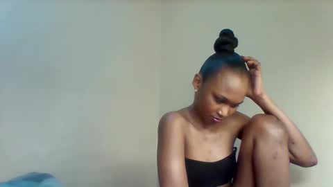 Snapshot of lil_miss9 chatting on November 4, 2025, 1:05 am Lil miss online show from November 4, 2025, 1:05 am