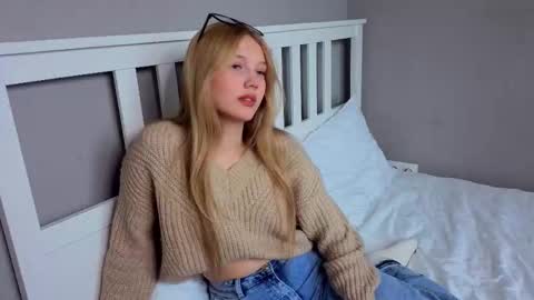 Snapshot of lil_tasty33 chatting on March 19, 2026, 8:29 am Emma online show from March 19, 2026, 8:29 am