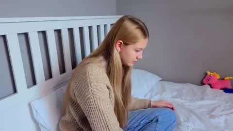 Snapshot of lil_tasty33 chatting on March 21, 2026, 1:54 am Emma online show from March 21, 2026, 1:54 am