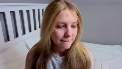 Snapshot of lil_tasty33 chatting on March 27, 2026, 12:05 am Emma online show from March 27, 2026, 12:05 am