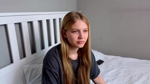 Snapshot of lil_tasty33 chatting on April 16, 2026, 6:03 am Emma online show from April 16, 2026, 6:03 am