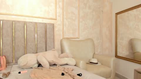 lila bailey  online show from February 5, 2025, 1:47 am