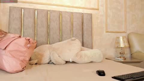 lila bailey  online show from February 20, 2025, 7:30 pm