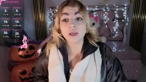 Lili online show from October 19, 2025, 3:40 am