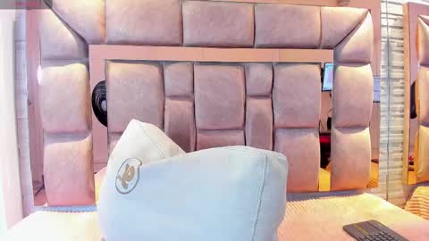 LILIAN  online show from September 30, 2025, 8:03 pm