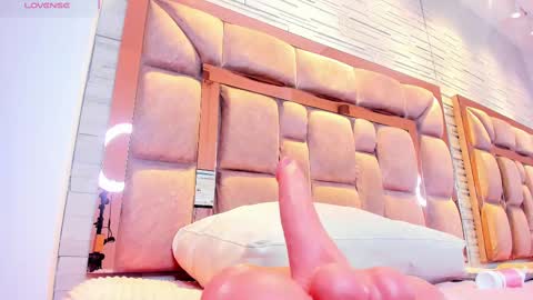 LILIAN  online show from November 12, 2025, 7:57 pm