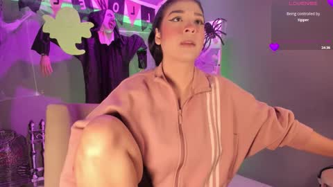 Snapshot of lilian_vergara chatting on October 10, 2025, 7:46 pm holis soy lily chang no olvides el pulgar arriba es muy importante para mi 3 independent model online show from October 10, 2025, 7:46 pm
