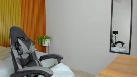 L I L I online show from November 7, 2025, 2:11 am