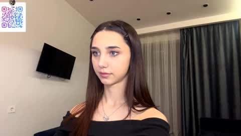 Lina online show from December 22, 2025, 10:18 pm