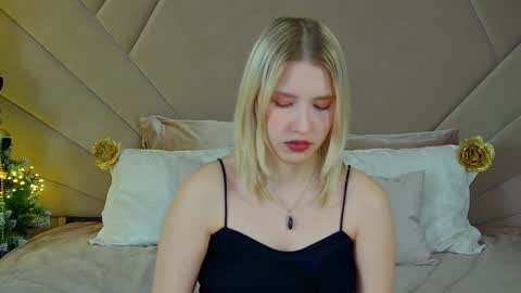 LiliLinn online show from December 23, 2024, 6:44 am