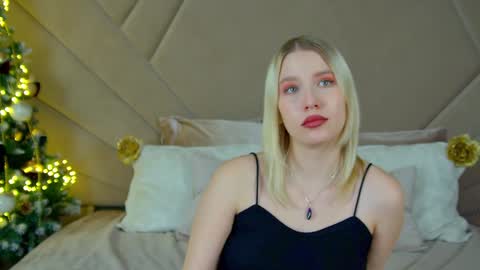 LiliLinn online show from December 23, 2024, 9:49 am