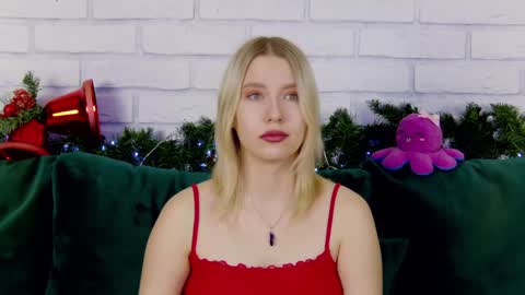 LiliLinn online show from December 24, 2024, 5:49 am