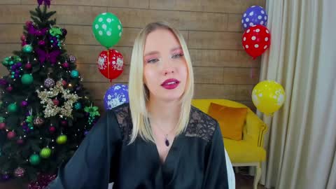 LiliLinn online show from December 26, 2024, 2:48 pm