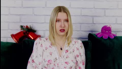 LiliLinn online show from December 27, 2024, 4:26 am