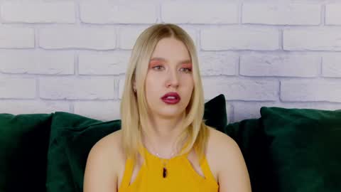 LiliLinn online show from January 21, 2025, 7:47 am