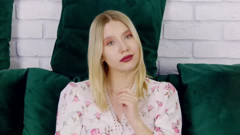 LiliLinn online show from January 21, 2025, 2:15 pm