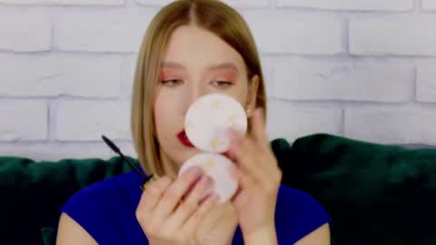 LiliLinn online show from February 24, 2025, 6:27 am