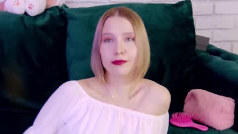 LiliLinn online show from March 5, 2025, 2:45 pm