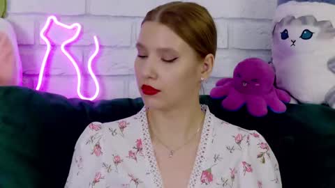 LiliLinn online show from March 12, 2025, 2:23 pm