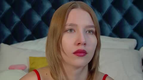 LiliLinn online show from September 19, 2025, 4:36 am