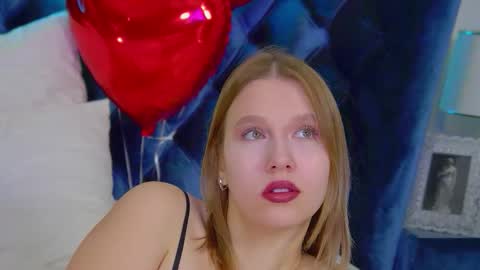 LiliLinn online show from November 15, 2025, 5:05 am