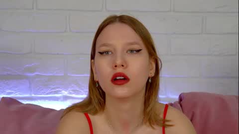 LiliLinn online show from April 18, 2026, 5:44 am