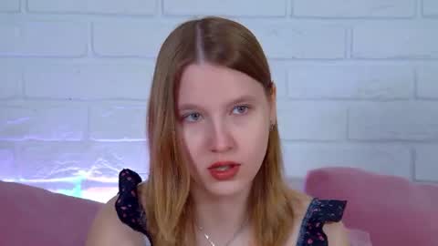LiliLinn online show from June 18, 2026, 4:24 am