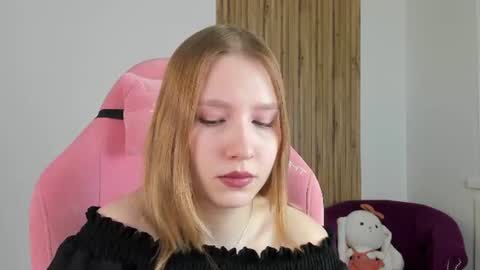 LiliLinn online show from August 3, 2026, 4:22 am