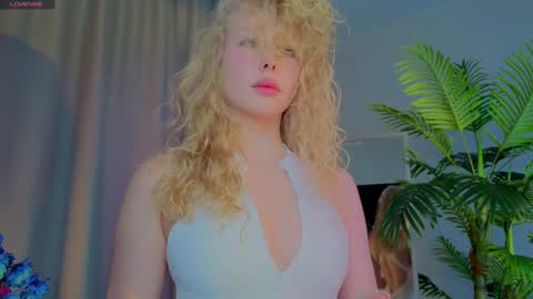 lililok101 online show from November 13, 2025, 2:32 am