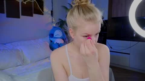 lililok101 online show from April 17, 2026, 1:52 am