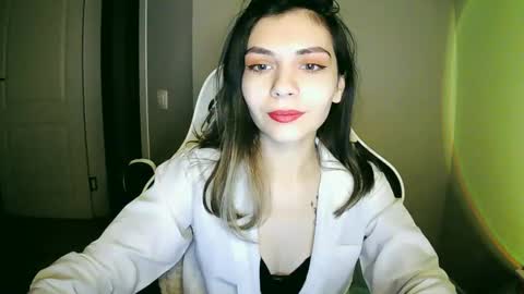 lilirose online show from December 24, 2024, 1:28 pm